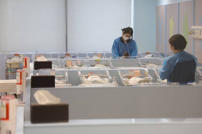 지난 7월 29일 오후 경기도 고양시 일산동구 CHA의과학대학교 일산차병원 신생아실에서 간호사들이 신생아들을 돌보고 있다. 국가데이터처가 이날 공개한 '5월 인구동향'에 따르면 올해 5월 출생아 수는 2만3천160명으로 1년 전에 비해 13.6% 늘었으며, 출생아 수는 2024년 7월부터 23개월 연속 증가했다. 2026.7.29 사진=연합뉴스.&nbsp;