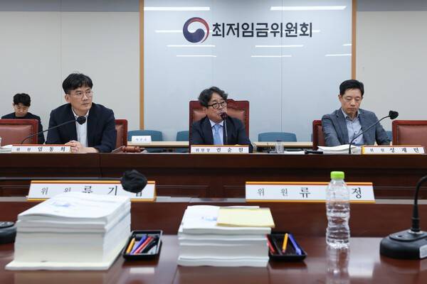 14일 정부세종청사에서 열린 최저임금위원회 제14차 전원회의에서 내년도 최저임금이 시간당 1만700원으로 최종 결정된 뒤 권순원 최저임금위원장이 입장을 밝히고 있다. 연합뉴스