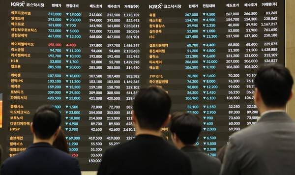 서울 여의도 한국거래소 홍보관에 개별종목 지수가 표시되고 있다. [출처=연합뉴스]