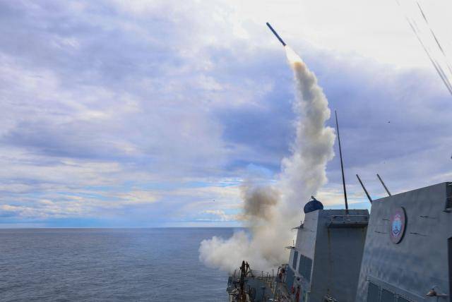 미 해군 알레이버크급 유도미사일 구축함 USS 토머스 허드너가 토마호크 순항미사일을 발사하고 있다. [사진=미 중부사령부·미 해군·AFP·연합뉴스]