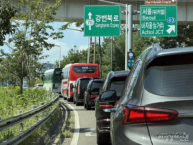 한국 자동차 등록 대수가 2500만대를 넘었다. 드라이브 스루와 전기차가 주는 편의 이면에는 심각한 교통체증이 존재한다. 근본적인 교통 문제 해결을 위해 대중교통 활성화와 보행 중심의 도시 구조 개편이 시급하다. /김현우 기자