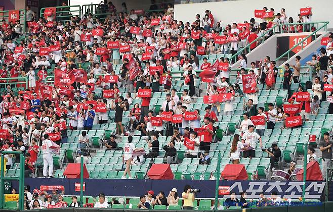 4일 인천SSG랜더스필드에서 열린 SSG와 LG의 경기. 폭염 속에서도 SSG 홈 팬들이 열띤 응원전을 펼치고 있다. 인천=박재만 기자 pjm@sportschosun.com/2026.08.04/