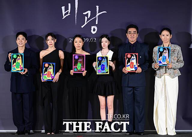 5일 오전 서울 용산구 CGV아이파크몰에서 열린 영화 '비광' 제작보고회에서 배우 김영민, 하지원, 이지원 감독, 배우 김시아, 류승룡, 김선영(왼쪽부터)이 포즈를 취하고 있다. /남윤호 기자