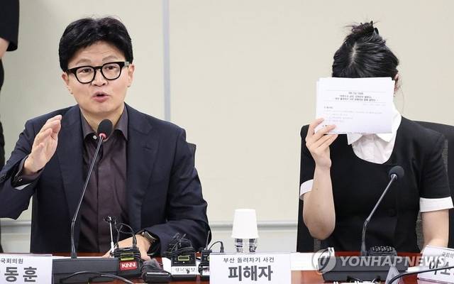 한동훈 무소속 의원이 4일 국회 의원회관에서 열린 ‘보완수사권 폐지 지옥문이 열렸다’ 토론회에서 발언하고 있다. 한 의원 오른편은 부산 돌려차기 피해자 김진주(가명)씨. 연합뉴스