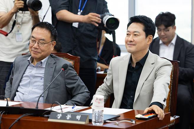 장동혁 국민의힘 대표가 4일 서울 여의도 국회에서 열린 제438회 국회(임시회) 교육위원회 제1차 전체회의에 참석해 자리하고 있다. 왼쪽은 서범수 국민의힘 의원. 뉴스1