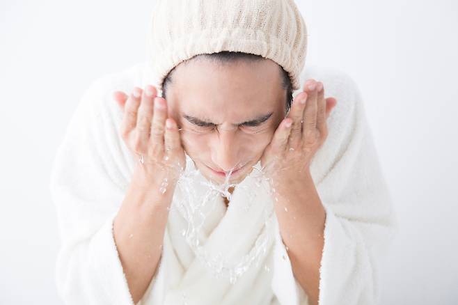 차가운 물로 세수하면 피부가 팽팽해지고 모공이 작아진 것처럼 보일 수도 있다. 다만 이는 피부 온도가 낮아지면서 나타나는 일시적인 변화로, 찬물이 모공 크기 자체를 줄이는 것은 아니다./사진=클립아트코리아