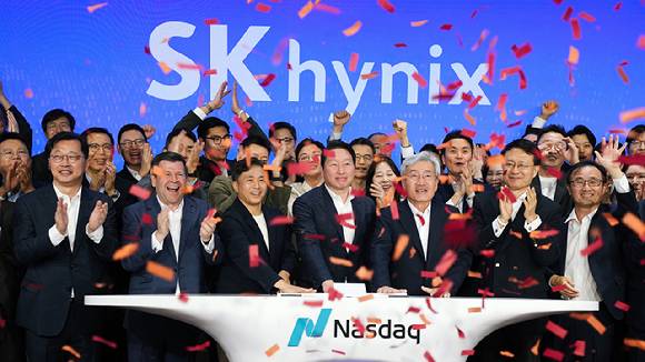 지난 7월 10일 오전(현지시간) 미국 뉴욕 나스닥 마켓사이트에서 열린 '오프닝 벨' 행사에서 최태원 SK그룹 회장, 곽노정 SK하이닉스 CEO, 고승범 SK하이닉스 사외이사 겸 이사회 의장이 타종을 하며 나스닥 ADR 거래 개시를 알리고 있다. [사진=SK하이닉스]