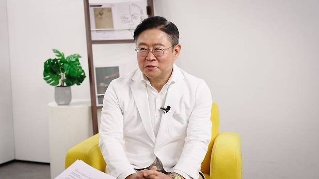 암을 극복한 한의사 한진우 원장이 뉴스페어링에서 인터뷰를 하고 있다.