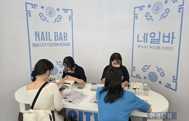 스포츠 브랜드 푸마가 해외 프로 축구 구단 맨체스터 시티와 협업해 마련한 팝업스토어 '맨시티 하우스' 내부./사진=박수림 기자