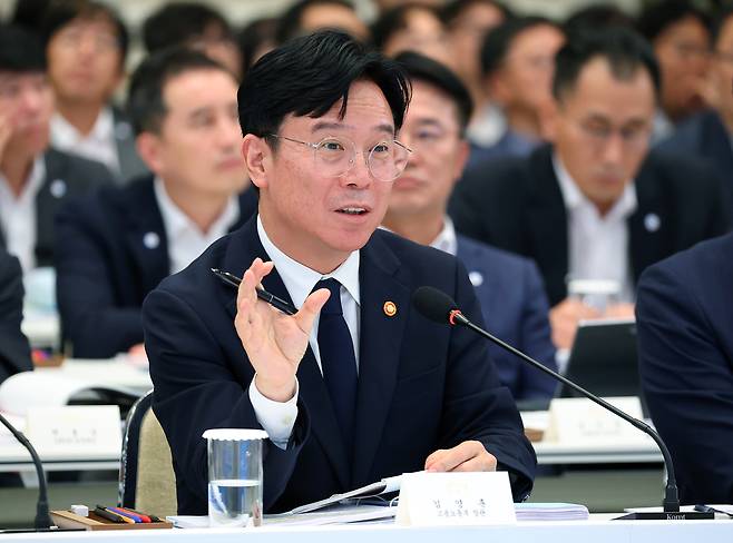 김영훈 고용노동부 장관이 지난 4일 청와대 영빈관에서 열린 이재명 대통령 주재 부처 업무보고에서 보고하고 있다. 연합뉴스
