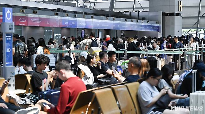 여름 휴가가 한창인 4일 인천국제공항 출국장에 여행객들이 붐비고 있다. 남동균 기자