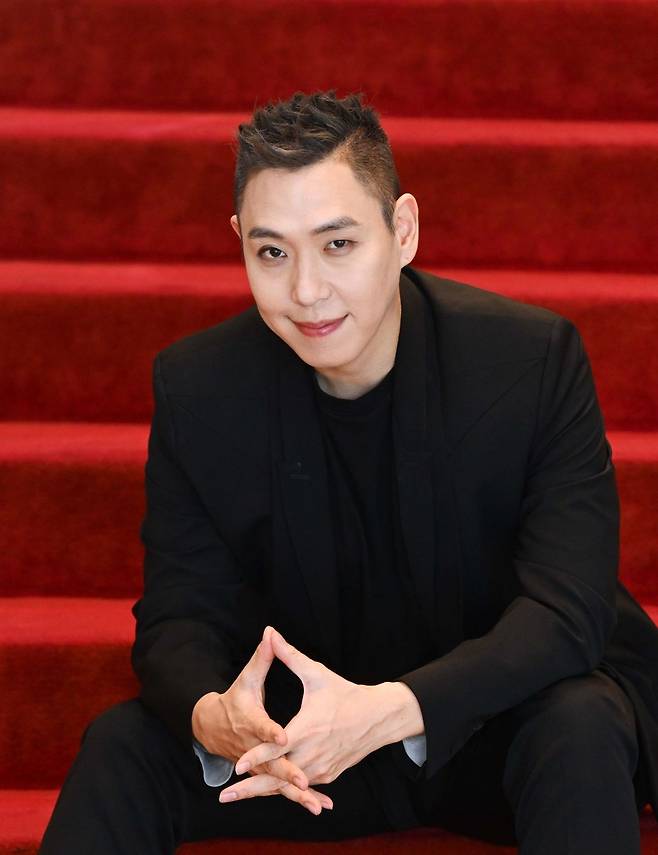 이은결이 올해 마술을 시작한 지 30주년을 맞아 서울 세종문화회관 대극장에서 기념 공연 ‘ONE OF ONE’(원 오브 원)을 개최한다. 이은결은 마술을 목적이 아닌 표현 수단으로 삼으면서 자신을 ‘일루셔니스트’로 지칭한다.    권현구 기자