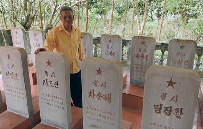 2019년 2월21일 하노이 북동쪽 60㎞가량 떨어진 박장성의 베트남전 참전 북한 전사지 묘지에서 참전용사인 즈엉 반 더우(74)씨가 묘비를 살펴보고 있다. 뉴시스