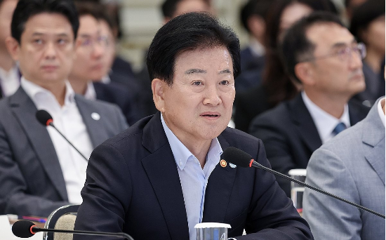 정동영 통일부 장관이 5일 청와대 영빈관에서 열린 이재명 대통령 주재 부처 업무보고에서 보고하고 있다. (연합뉴스)