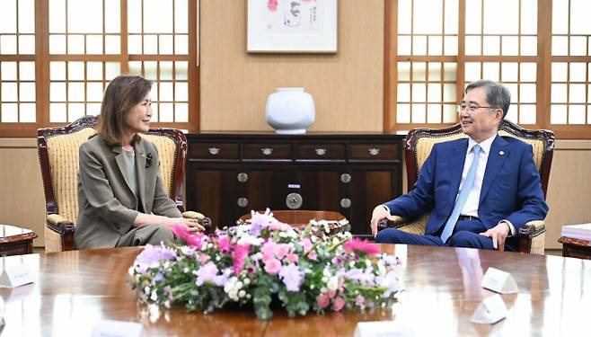 조현 외교부 장관(오른쪽)이 지난 4일 오후 서울 종로구 외교부에서 미셸 스틸 신임 주한미국대사를 접견하고 있다.  /사진=뉴스1
