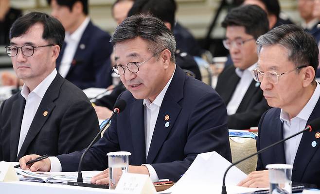 윤호중(가운데) 행안부 장관이 5일 청와대 영빈관에서 열린 이재명 대통령 주재 부처 업무보고에서 보고하고 있다. 왼쪽부터 임기근 국무조정실장, 윤호중 행안부 장관, 정성호 법무부 장관[연합]