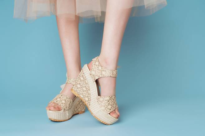 웨지힐 샌들(wedge heel sandals). [123rf]