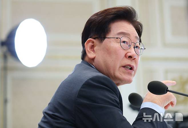 [서울=뉴시스] 김진아 기자= 이재명 대통령이 4일 청와대 영빈관에서 열린 고용노동부, 중기부, 공정위에 대한 부처 업무보고에서 발언하고 있다.(청와대통신사진기자단) 2026.08.04. bluesoda@newsis.com