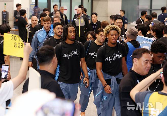 [인천공항=뉴시스] 김명년 기자 = 팀 K리그 및 아틀레티코 마드리드와의 경기를 앞둔 맨체스터시티 선수들이 4일 오후 인천국제공항 제1여객터미널 입국장을 나서고 있다. 2026.08.04. kmn@newsis.com
