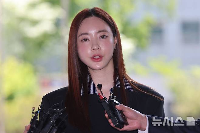 [서울=뉴시스] 권창회 기자 = 필라테스 강사 겸 인플루언서 양정원이 29일 서울 강남구 강남경찰서에 사기 및 가맹사업법 위반 혐의 피의자 신분으로 출석하며 발언하고 있다. 2026.04.29. kch0523@newsis.com