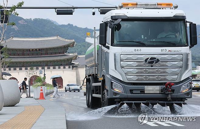 달아오른 아스팔트를 식혀라 (서울=연합뉴스) 박동주 기자 = 서울에 첫 '폭염중대경보'가 발령된 4일 서울 시내에서 종로구 도로 물청소차 작업자가 아스팔트를 식히는 살수 작업을 하고 있다. 2026.8.4 pdj6635@yna.co.kr