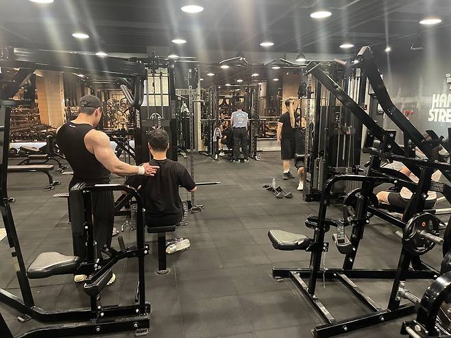 야간 시간 헬스장에서 운동하는 이용객들 [경산 알파짐 제공, 재판매 및 DB 금지]