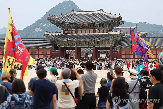 수문장 교대 의식을 보는 관람객들  [연합뉴스 자료사진]
