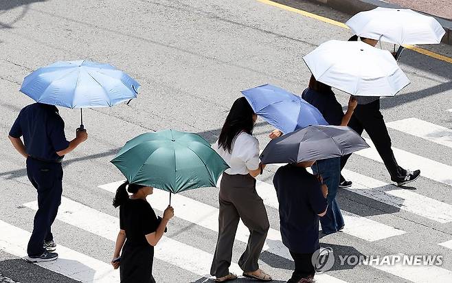 양산 쓴 시민들 [연합뉴스 자료사진]
