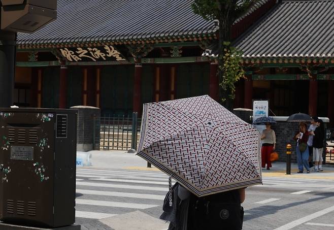 '없어요' 그늘막 (전주=연합뉴스) 정경재 기자 = 폭염 중대경보가 내려진 5일 전북 전주시의 번화가인 객사 앞에서 시민들이 교통신호를 기다리고 있다. 2026.8.5