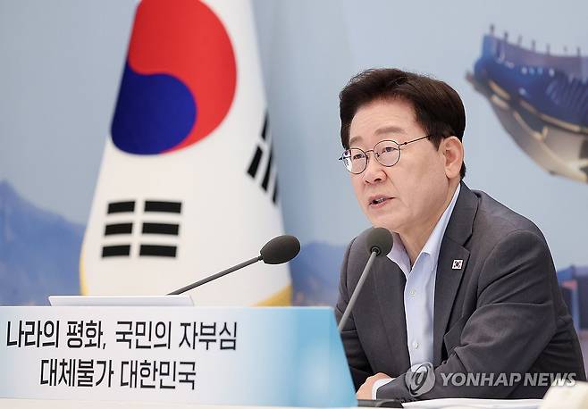 부처 업무보고 발언하는 이재명 대통령 (서울=연합뉴스) 김도훈 기자 = 이재명 대통령이 5일 청와대 영빈관에서 열린 외교부·통일부·국방부·국가보훈부 등에 대한 부처 업무보고에서 발언하고 있다. 2026.8.5 [청와대통신사진기자단] superdoo82@yna.co.kr