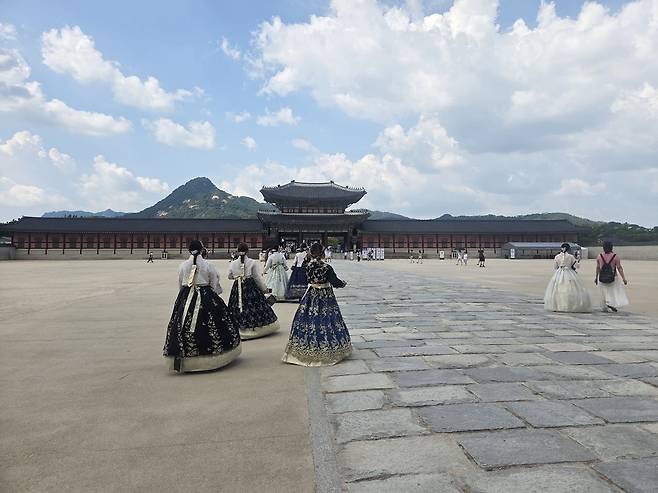 5일 오후 한복 입고 경복궁 찾은 관광객들 [촬영 정지수]