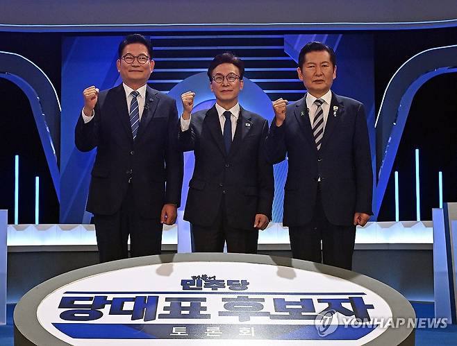 KBS에서 열린 민주당 당대표 후보자 제2차 TV토론회 (서울=연합뉴스) 더불어민주당 송영길·김민석·정청래 당 대표 후보가 5일 서울 영등포구 여의도 KBS에서 열린 제2차 TV 토론회에 참석해 기념 촬영하고 있다. 2026.8.5 [국회사진기자단] photo@yna.co.kr