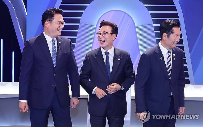 더불어민주당 당 대표 후보자 제2차 TV 토론회 (서울=연합뉴스) 더불어민주당 송영길·김민석·정청래 당 대표 후보가 5일 서울 영등포구 여의도 KBS에서 열린 제2차 TV 토론회에 참석해 기념 촬영을 하며 인사를 나누고 있다. 2026.8.5 [국회사진기자단] photo@yna.co.kr