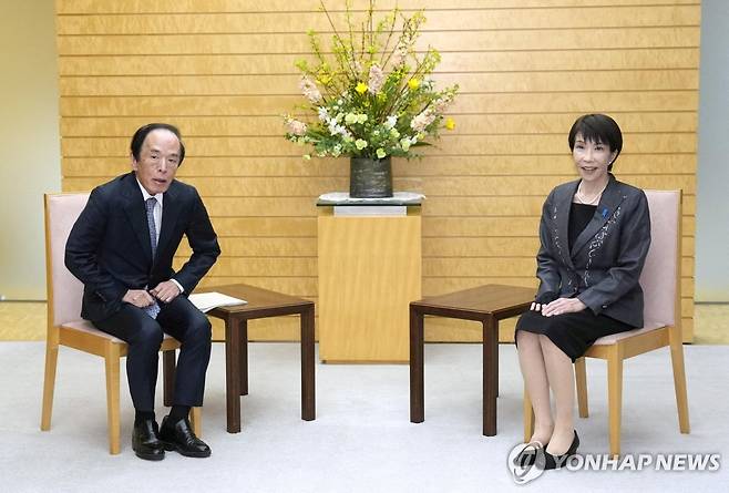 다카이치 일본 총리(우)와 우에다 일본은행 총재 [로이터=연합뉴스 자료사진. 재판매 및 DB 금지]