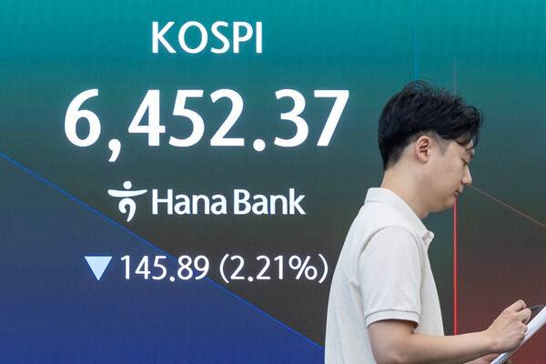 6일 오전 서울 중구 하나은행 본점 딜링룸 전광판에 코스피 지수 개장 후 시황이 나오고 있다. 뉴스1