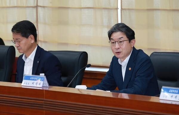 이억원 금융위원장이 서울 여의도 금융투자협회에서 금융투자협회장 및 주요 증권사·자산운용사, 증권유관기관과 함께 개최한 금융투자업권 간담회에서 단일종목 레버리지 상품 관련 보완방향을 논의하고 있다. [출처= 금융위원회]