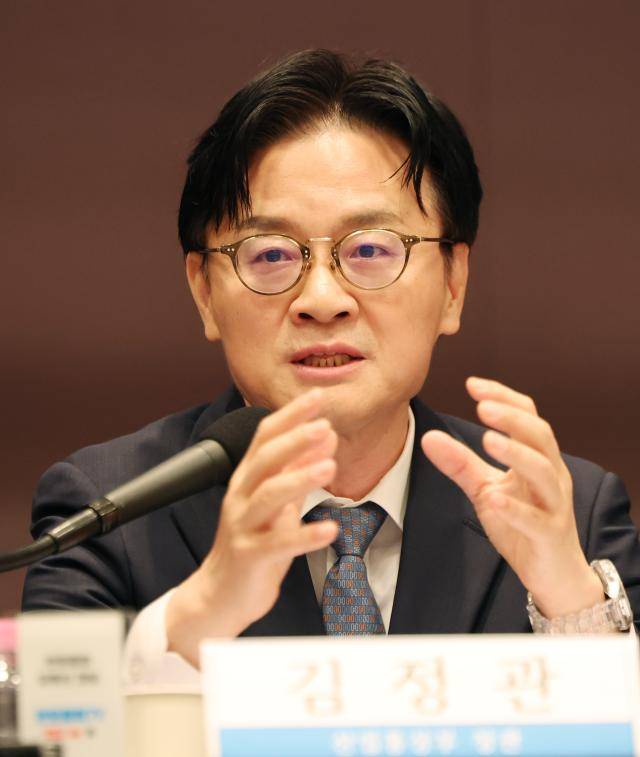 김정관 산업통상부 장관이 6일 서울 중구 프레스센터에서 열린 관훈토론회에서 패널 질문에 답하고 있다. [사진=연합뉴스]