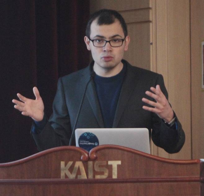 2016년 3월, 이세돌 9단과 세기의 바둑 대결을 펼쳤던 인공지능 바둑 프로그램 '알파고(AlphaGo)를 개발한 구글 딥마인드 최고경영자(CEO) 데미스 허사비스가 KAIST에서 특별 강연을 하고 있다.(사진제공 한국과학기술원(KAIST))