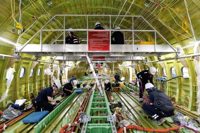 보잉 B777 초도 개조기를 입고해 내부 의자를 해체하고 화물기로 개조하는 모습. 인천공항공사 제공