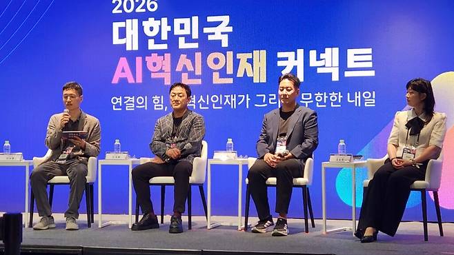 AI에 답을 맡길 수는 있지만 질문과 판단, 책임까지 넘겨서는 혁신도 학습도 일어나기 어렵다는 것이 이날 패널들의 의견이다. (사진=테크42)