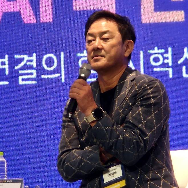 최 교수는 자동차 기업이 피지컬 AI와 로봇 기업으로 확장되고, 중공업과 우주산업이 데이터 인프라와 연결되는 등 기존 산업 분류만으로 기업과 직무를 설명하기 어려워지고 있다고 말했다. 인터넷이 등장하기 전과 후의 직업과 일하는 방식이 달라졌듯 AI도 산업 생태계를 다시 정의할 것이라는 전망이다. (사진=테크42)