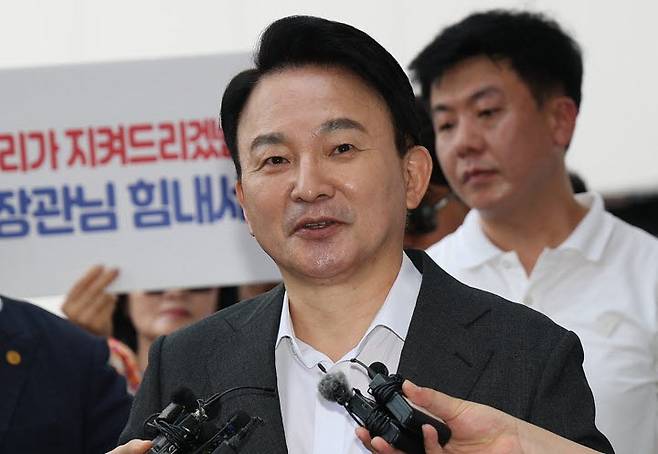 원희룡 전 국토교통부 장관이 6일 양평고속도로 사업 백지화 과정에서 적법 절차를 지키지 않았다는 의혹 등의 조사를 위해 경기도 과천시 2차 종합특검 사무실로 출석하며 취재진 질문에 답하고 있다. (사진=연합뉴스)