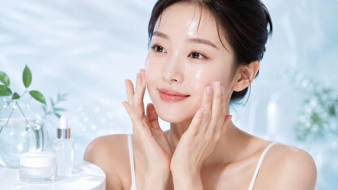 무더위에 얼굴이 붉어졌다면 냉장고에 넣어둔 쿨링 마스크팩이나 알로에 젤을 10~15분 정도 사용하는 것이 도움이 된다. 사진=ChatGPT생성