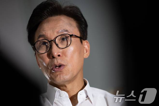 김민석 더불어민주당 당대표 후보가 5일 서울 여의도 국회 의원회관에서 뉴스1과 인터뷰하고 있다. ⓒ 뉴스1 유승관 기자
