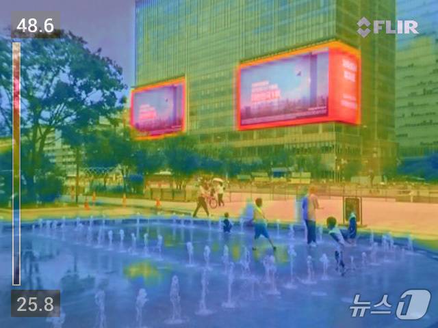 서울 광화문광장을 열화상 카메라로 촬영해 실물사진과 레이어 합성했다. 바닥분수는 온도가 낮아 파란색으로 나타난 것에 비해 건물 전광판은 온도가 높아 붉게 나타나고 있다. 2026.7.13 ⓒ 뉴스1 구윤성 기자