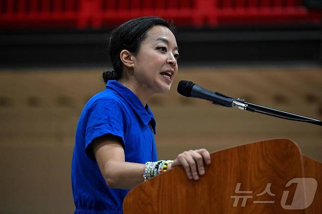 지난 2일(현지시간) 프란체스카 홍 위스콘신주 민주당 주지사 후보가 위스콘신주 밀워키에서 열린 선거 유세 도중 연설하고 있다. 2026.08.02. ⓒ AFP=뉴스1