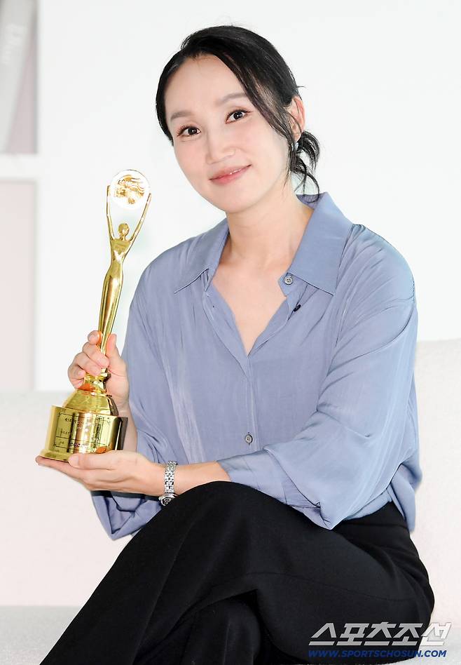제5회 청룡시리즈어워즈에서 여우조연상을 수상한 박보경이 4일 스포츠조선과의 인터뷰에 앞서 포즈를 취하고 있다. 박재만 기자 pjm@sportschosun.com/2026.08.04/