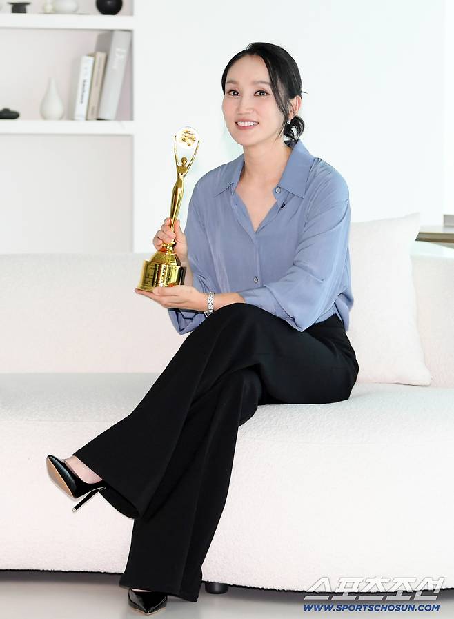 제5회 청룡시리즈어워즈에서 여우조연상을 수상한 박보경이 4일 스포츠조선과의 인터뷰에 앞서 포즈를 취하고 있다. 박재만 기자 pjm@sportschosun.com/2026.08.04/