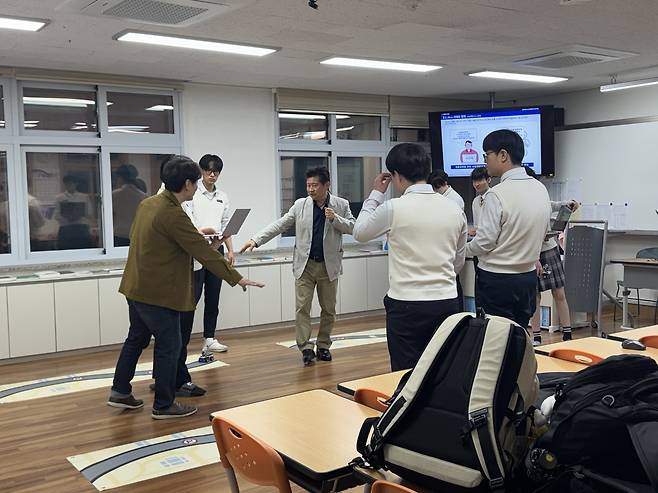국립한밭대 교수들이 대전시교육청의 고교학점제 지원 사업인 '고교-대학 연계 함께 배워요 꿈 과목'을 통해 지역 고등학교를 직접 찾아 전문교과를 가르치고 있다. 사진은 올 상반기 중일고 3학년 학생들을 대상으로 '창의경영' 수업이 이뤄지고 있는 모습. 국립한밭대