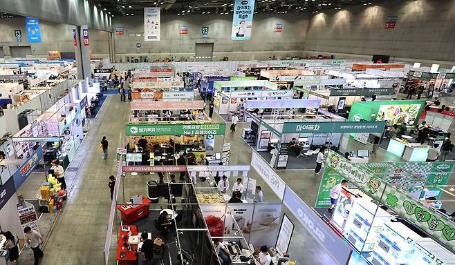 지난 6월 오전 경기 고양시 킨텍스에서 열린 2026 마이프차 프랜차이즈창업박람회를 찾은 관람객들이 전시 부스를 돌아보고 있다. 뉴시스